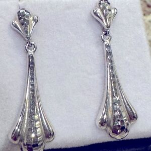 14k white gold dangle earrings with etching that really sparkles